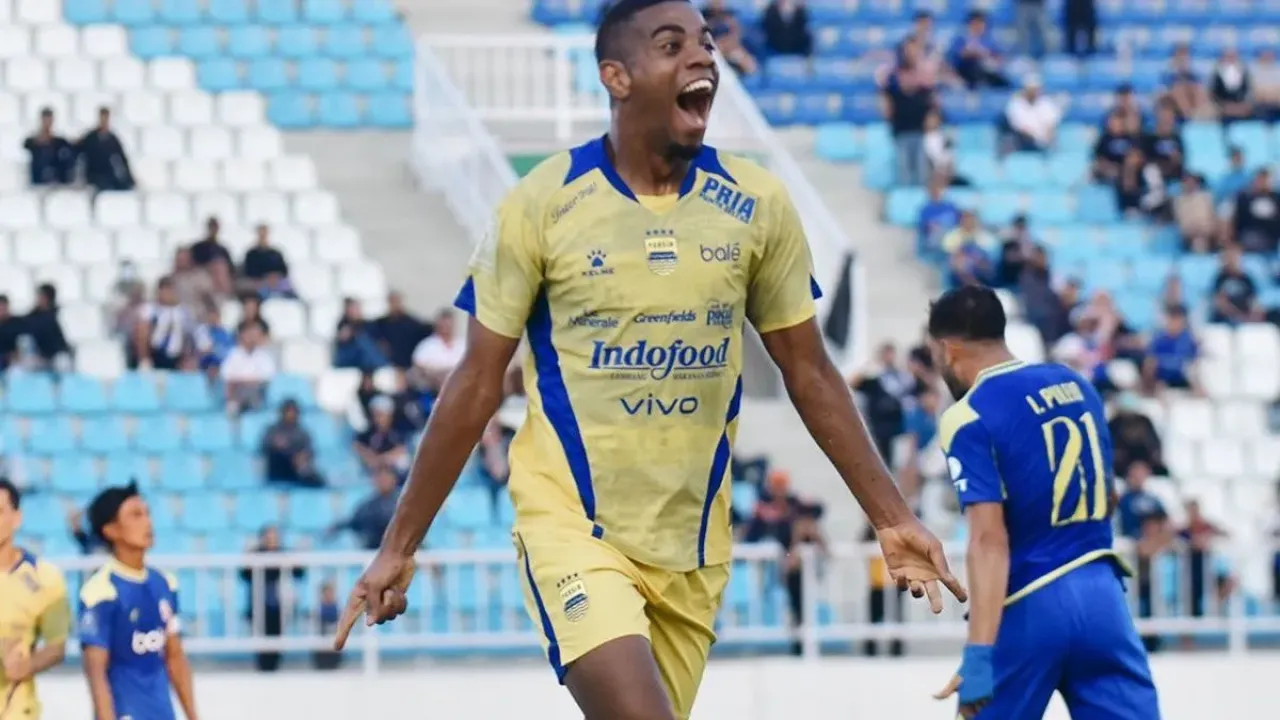 Penyerang Persib Bandung Uilliam Barros merayakan gol penyama skor 1-1 pada laga melawan Arema FC pada pekan keenam Super League 2025-2026, Senin (22/9/2025) di Stadion Kanjuruhan. 