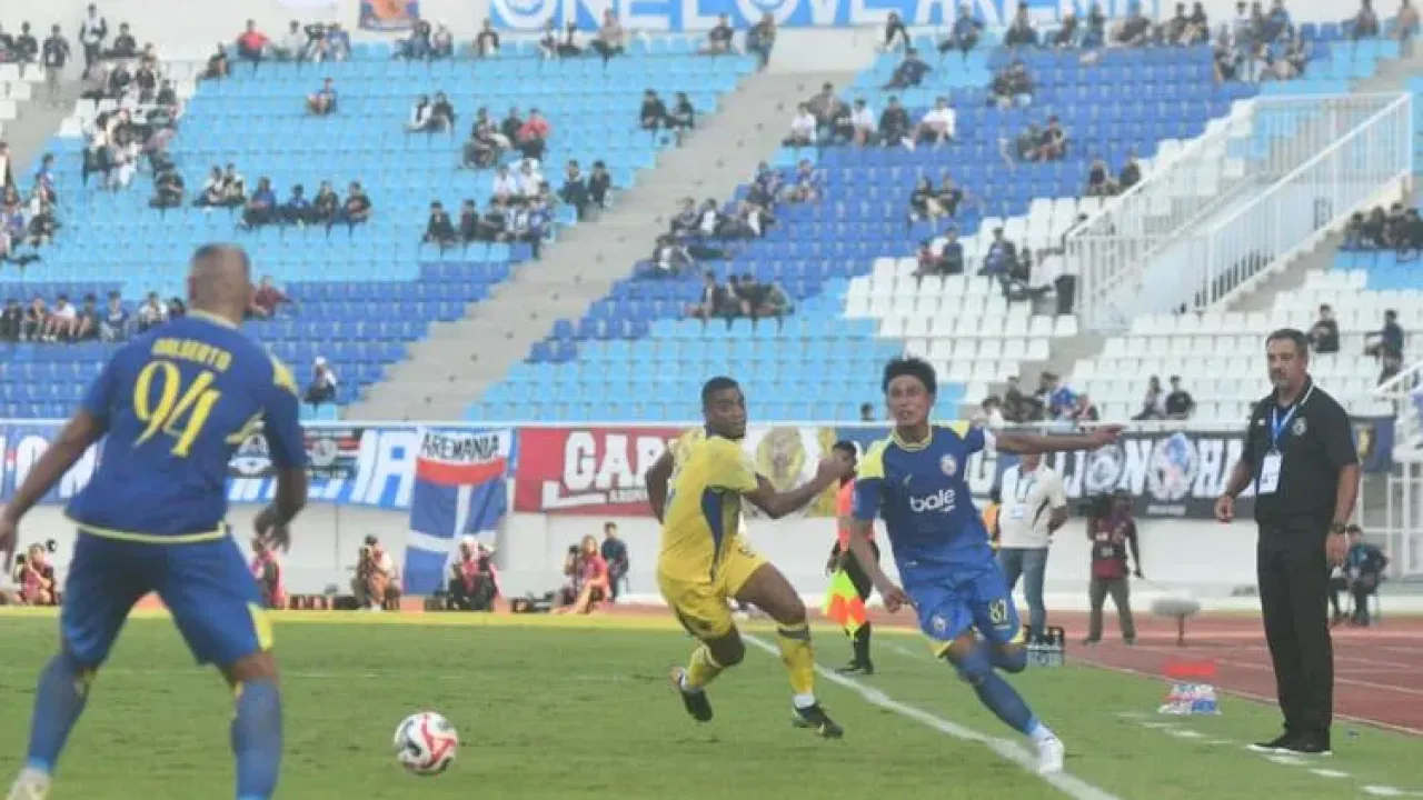 Momen perebutan bola dalam laga pekan keenam Super League 2025-2026 antara Arema FC vs Persib Bandung di Stadion Kanjuruhan, Kepanjen, Kabupaten Malang, Senin (22/9/2025).