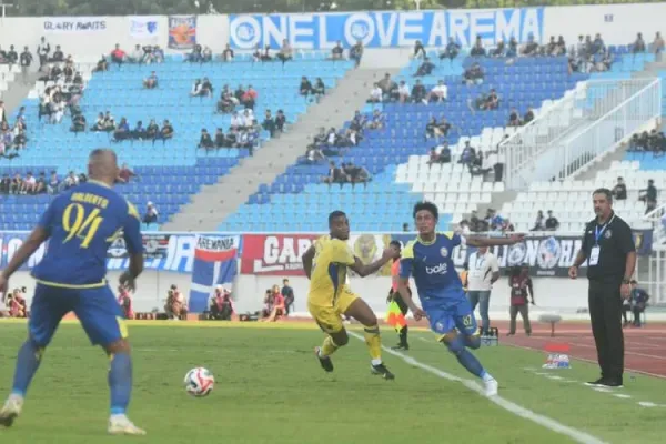 Momen perebutan bola dalam laga pekan keenam Super League 2025-2026 antara Arema FC vs Persib Bandung di Stadion Kanjuruhan, Kepanjen, Kabupaten Malang, Senin (22/9/2025).