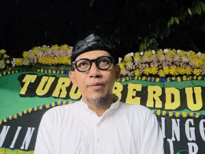 Suami mendiang Mpok Alpa, Ajie Darmaji saat ditemui di kediamannya, Kamis (21/8/2025)
