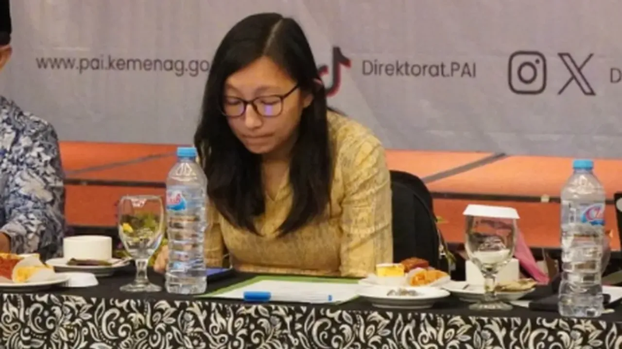 Jurist Tan pertemuan untuk membahas peningkatan kualitas pendidikan nasional, termasuk masalah Pendidikan Profesi Guru (PPG) dan Tunjangan Profesi Guru (TPG) Guru Agama, di Jakarta, Oktober 2024. Kini, Jurist Tan menjadi tersangka korupsi chromebook.
