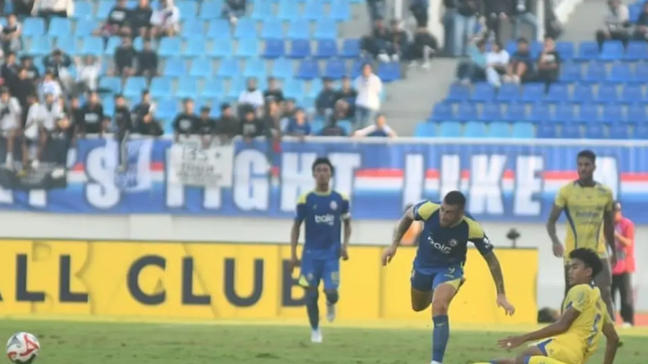 Momen perebutan bola dalam laga pekan keenam Super League 2025-2026 antara Arema FC vs Persib Bandung di Stadion Kanjuruhan, Kepanjen, Kabupaten Malang, Senin (22/9/2025).