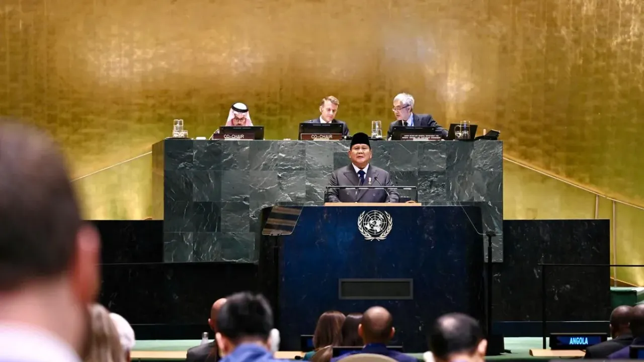 Presiden Republik Indonesia, Prabowo Subianto dalam Konferensi Internasional Tingkat Tinggi (KTT) untuk Penyelesaian Damai atas Masalah Palestina dan Implementasi Solusi Dua Negara yang digelar di Gedung Majelis Umum Perserikatan Bangsa-Bangsa (PBB), New York, Amerika Serikat, pada Senin (22/9/2025).
