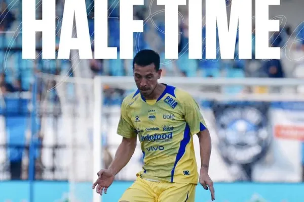 Poster separuh babak Persib Bandung dengan sosok pemain Thom Haye, di laga tandang melawan Arema FC dalam pekan keenam Super League 2025-2026, Senin (22/9/2025) di Stadion Kanjuruhan.