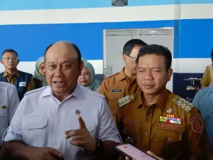 Kepala Badan Gizi Nsional (BGN) Dadan Hindayana dan Bupati Bandung saat mengunjungi dapur SPPG di Kecamatan Pameungpeuk, Kabupaten Bandung, Jawa Barat, Selasa (9/9/2025)