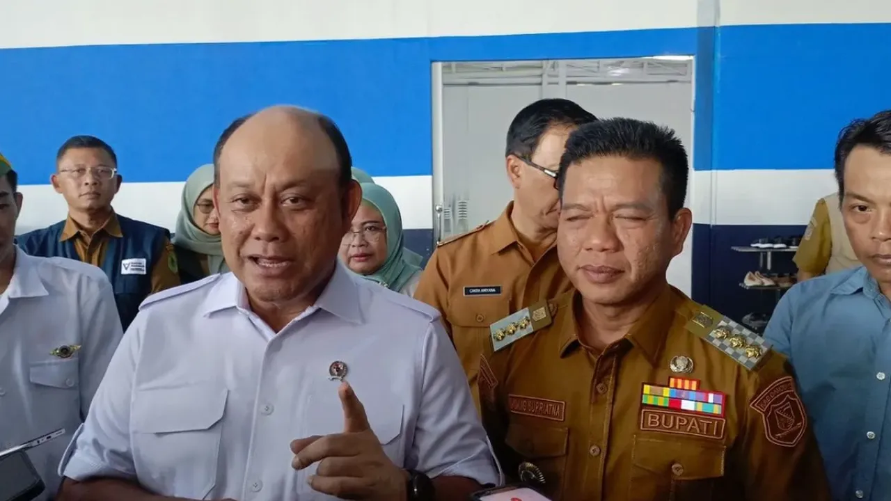 Kepala Badan Gizi Nsional (BGN) Dadan Hindayana dan Bupati Bandung saat mengunjungi dapur SPPG di Kecamatan Pameungpeuk, Kabupaten Bandung, Jawa Barat, Selasa (9/9/2025)