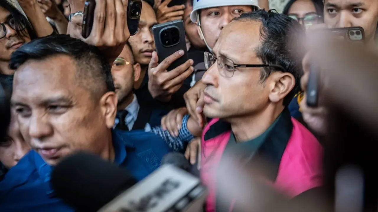 Mantan Menteri Pendidikan, Kebudayaan, Riset dan Teknologi (Mendikbudristek) 2019-2024 Nadiem Makarim (kedua kanan) menggunakan rompi tahanan berjalan keluar usai pemeriksaan di Jampidsus, Kejaksaan Agung, Jakarta, Kamis (4/9/2025). Kejaksaan Agung menetapkan Nadiem Makarim sebagai tersangka kasus dugaan korupsi pengadaan sistem Chromebook di Kemendikbudristek dan ditaksir kerugian negara dalam perkara ini mencapai Rp1,9 triliun. ANTARA FOTO/Bayu Pratama S/agr