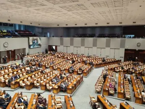Dewan Perwakilan Rakyat (DPR) RI menggelar rapat paripurna dengan sejumlah agenda, Selasa (23/9/2025). Adapun sejumlah agenda tersebut, yakni pembicaraan tingkat II/Pengambilan Keputusan terhadap RUU tentang APBN Tahun Anggaran 2026 hingga pengambilan keputusan hakim agung. 