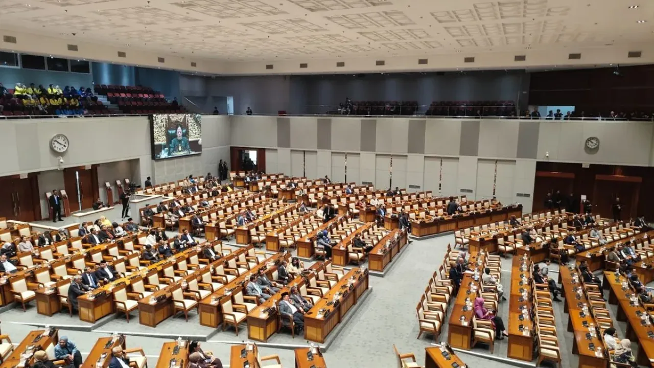 Dewan Perwakilan Rakyat (DPR) RI menggelar rapat paripurna dengan sejumlah agenda, Selasa (23/9/2025). Adapun sejumlah agenda tersebut, yakni pembicaraan tingkat II/Pengambilan Keputusan terhadap RUU tentang APBN Tahun Anggaran 2026 hingga pengambilan keputusan hakim agung. 
