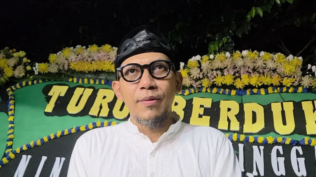 Suami mendiang Mpok Alpa, Ajie Darmaji saat ditemui di kediamannya, Kamis (21/8/2025)
