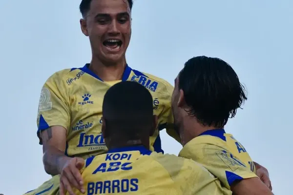 Selebrasi pemain Persib Bandung saat meyamakan skor 1-1 di laga melawan Arema FC pada pekan keenam Super League 2025-2026, Senin (22/9/2025) di Stadion Kanjuruhan. 