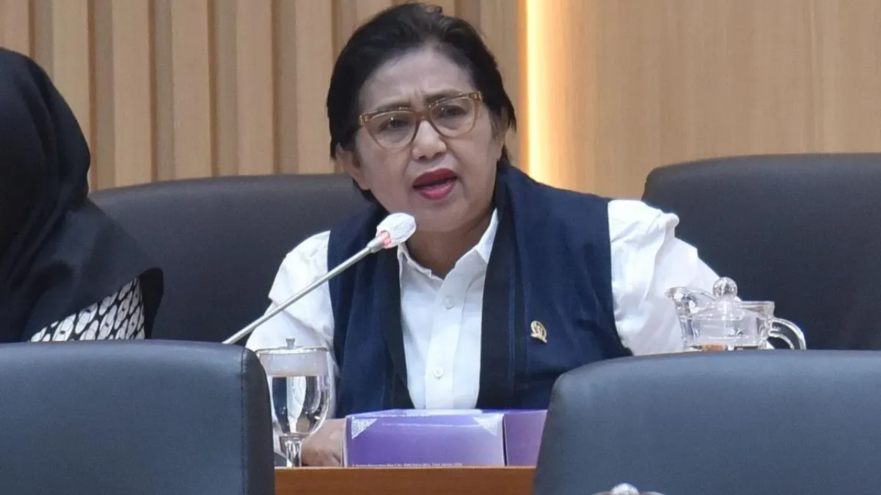 Anggota Komisi IX DPR RI Irma Suryani saat mengikuti Rapat Dengar Pendapat Komisi IX dengan Kepala BPOM di Gedung Nusantara I, DPR RI, Senayan, Jakarta, Selasa (29/10/2024). 