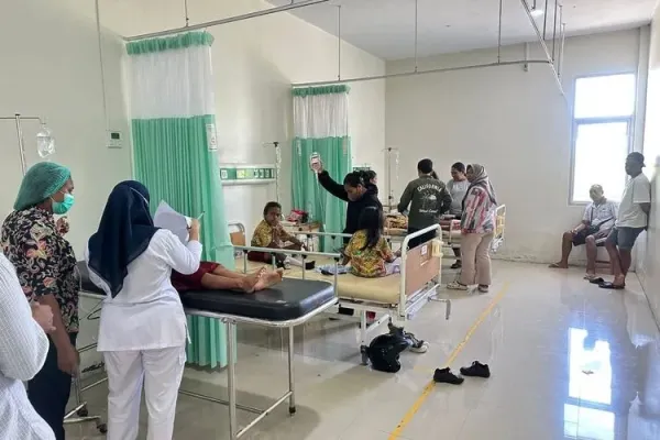 Belasan siswa SD Negeri19 Kota Tual, Maluku menjalani perawatan di Rumah Sakit Maren karena diduga mengalami keracunan usai menyantap makanan bergizi gratis (MBG) di sekolah mereka, Kamis (18/9/2025)