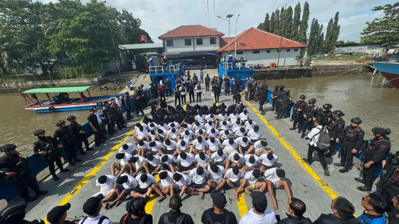 Direktorat Jenderal Pemasyarakatan (Ditjen Pas) memindahkan 82 narapidana berisiko tinggi (high risk) dari Bali dan Jawa Timur ke Nusakambangan pada Rabu (24/9/2025).