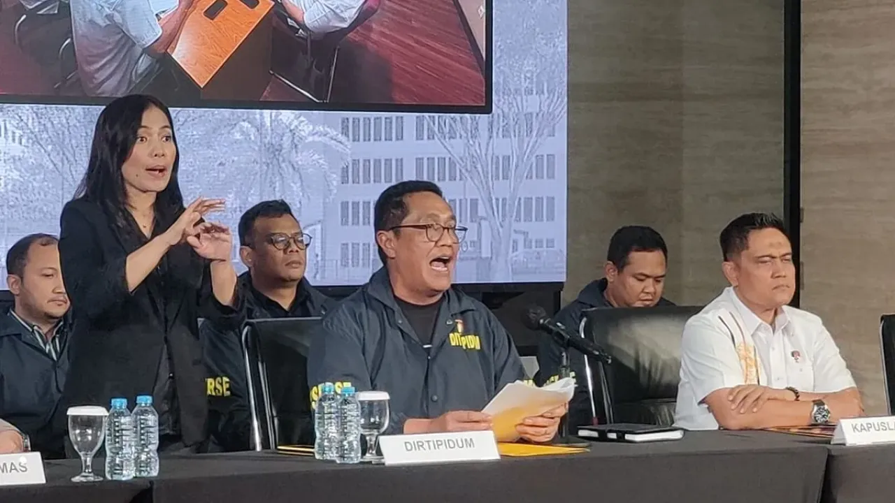 Direktur Tindak Pidana Umum (Dirtipidum) Bareskrim Polri, Brigjen Djuhandhani Rahardjo Puro saat konferensi pers mengenai hasil uji laboratorium forensik (labfor) mengenai ijazah Sarjana Kehutanan Joko Widodo (Jokowi), Kamis (22/5/2025).