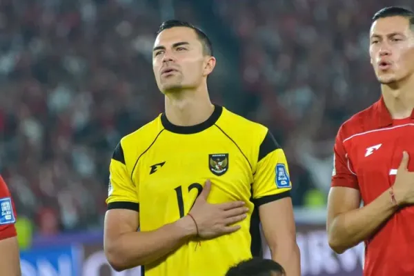 Emi Audero saat menyanyikan lagu kebangsaan Indonesia Raya jeang duel Indonesia vs China dalam laga Kualifikasi Piala Dunia 2026 Zona Asia, Kamis (5/6/2025) di stadion Utama Gelora Bung Karno, Senayan, Jakarta. 