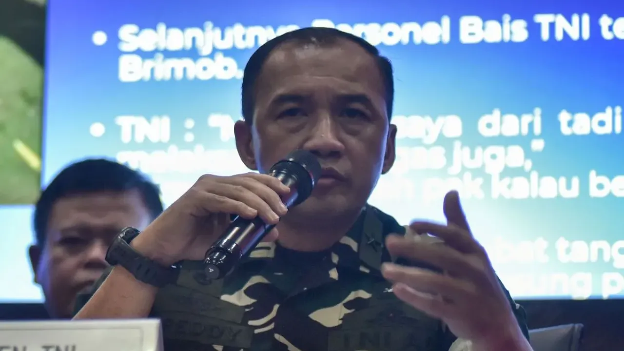 Kepala Pusat Penerangan (Kapuspen) TNI Brigjen TNI (Mar) Freddy Ardianzah (kanan) memberikan keterangan disaksikan Kepala Biro Penerangan Masyarakat Divisi Humas Polri Brigjen Pol. Trunoyudo Wisnu Andiko (kiri) pada konferensi pers di Mabes TNI, Cilangkap, Jakarta Timur, Jumat (5/9/2025). Pada konferensi pers tersebut TNI menegaskan tidak ada prajurit yang terlibat kerusuhan dan ditangkap Polri pada unjuk rasa di Jakarta serta daerah lainnya. ANTARA FOTO/Fakhri Hermansyah/bar