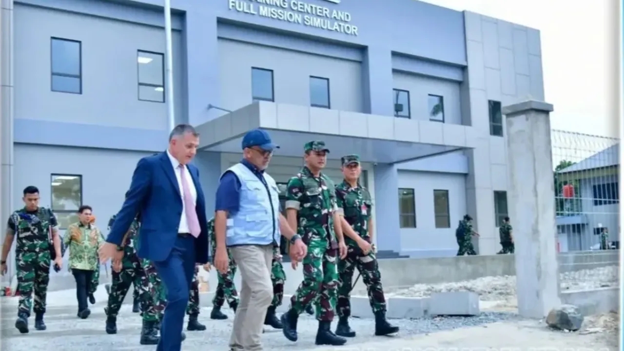 Kepala Staf Angkatan Udara (KSAU) Marsekal TNI M. Tonny Harjono meninjau kesiapan infrastruktur Lanud Roesmin Nurjadin menyambut kedatangan jet tempur buatan Perancis, Rafale pesanan Indonesia, Senin (22/9/2025).