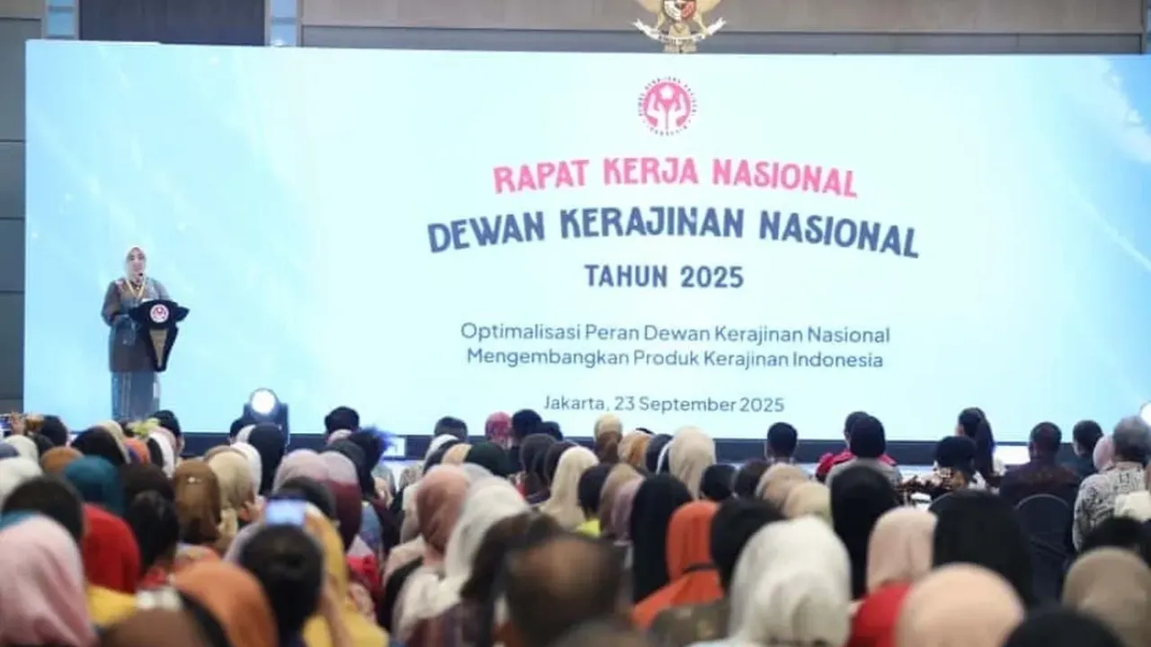 Ketua Harian Dewan Kerajinan Nasional (Dekranas) Tri Tito Karnavian dalam Rapat Kerja Nasional (Rakernas) Dekranas Tahun 2025 yang digelar secara hybrid dari Ballroom Krakatau Hotel Mercure Ancol, Jakarta, Selasa (23/9/2025).