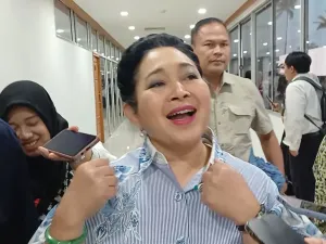 Ketua Komisi IV DPR RI, Siti Hadiati Soeharto alias Titiek Soeharto tersenyum di Kompleks Parlemen, Senayan, Jakarta, saat dimintai komentar terkait pidato Presiden Prabowo Subianto di Sidang Majelis Umum Perserikatan Bangsa-Bangsa (PBB), Rabu (24/9/2025).