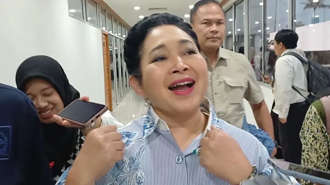 Ketua Komisi IV DPR RI, Siti Hadiati Soeharto alias Titiek Soeharto tersenyum di Kompleks Parlemen, Senayan, Jakarta, saat dimintai komentar terkait pidato Presiden Prabowo Subianto di Sidang Majelis Umum Perserikatan Bangsa-Bangsa (PBB), Rabu (24/9/2025).