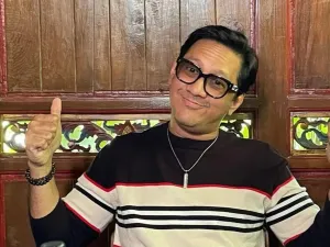 Komedian sekaligus eks personel band Stinky, Andre Taulany menanggapi somasi Ndhank Surahman soal larangan untuk membawakan lagu Mungkinkah dalam konferensi pers di daerah Ciputat, Tangerang Selatan, Selasa (9/1/2024).