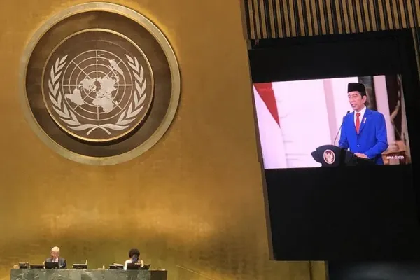 Layar memperlihatkan Presiden Joko Widodo menyampaikan pidato yang telah direkam sebelumnya pada Sidang Majelis Umum ke-75 PBB secara virtual di Markas PBB, New York, Amerika Serikat, Rabu (23/9/2020). Dalam pidatonya Presiden Joko Widodo mengajak pemimpin dunia untuk bersatu dan bekerja sama dalam menghadapi pandemi Covid-19.