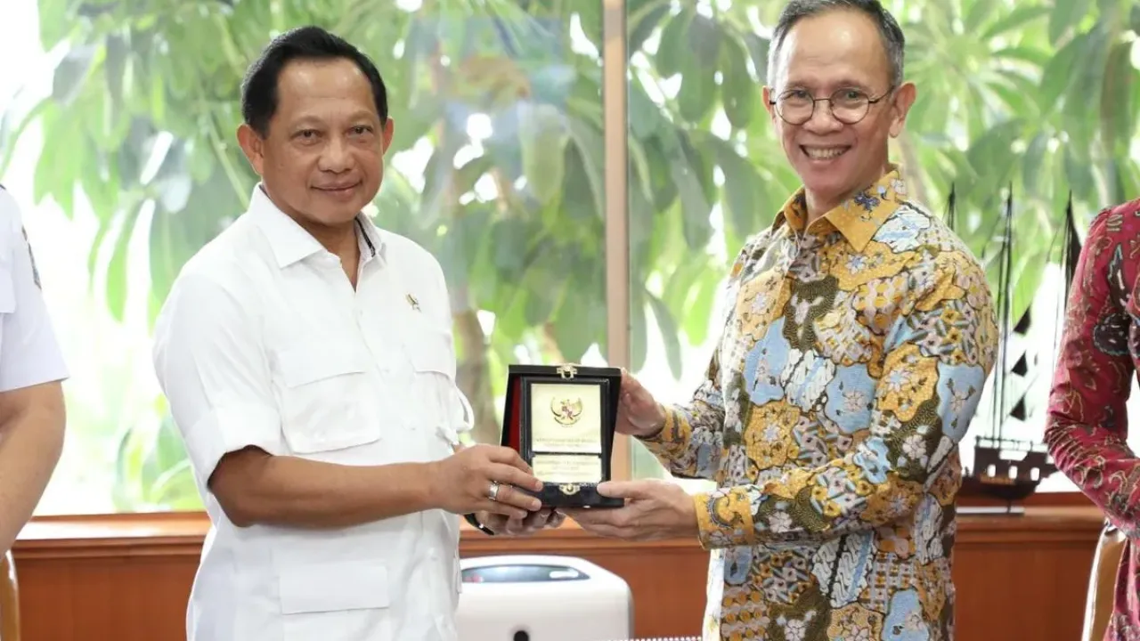Menteri Dalam Negeri (Mendagri) Muhammad Tito Karnavian menerima audiensiKetua Dewan Komisioner OJK Mahendra Siregar beserta rombongan di Kantor Pusat Kemendagri, Jakarta, Rabu (24/9/2025).
