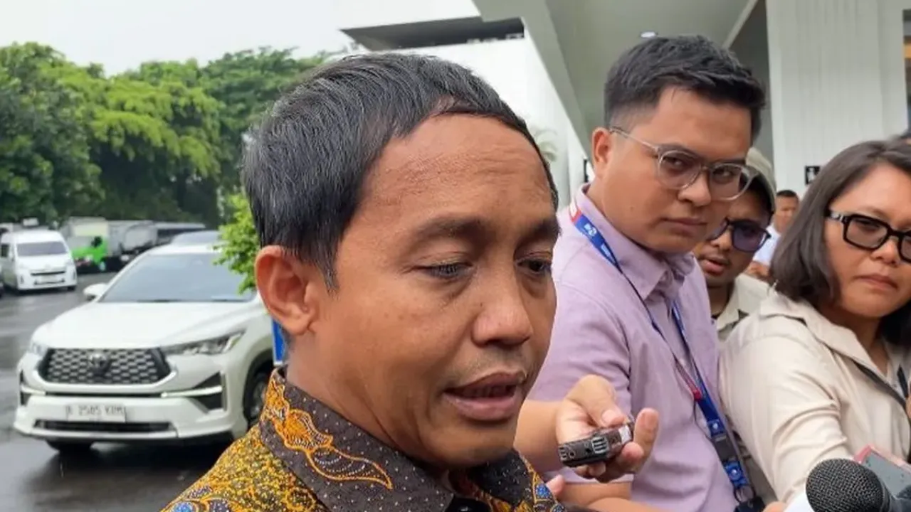 Menteri Kehutanan (Menhut) Raja Juli Antoni meminta maaf kepada Presiden Prabowo Subianto dan masyarakat umum usai beredar luas fotonya bermain domino dengan eks tersangka pembalak liar, Aziz Wellang. Hal ini disampaikannya di Kompleks Istana Kepresidenan, Jakarta Pusat, Selasa (9/9/2025). 
