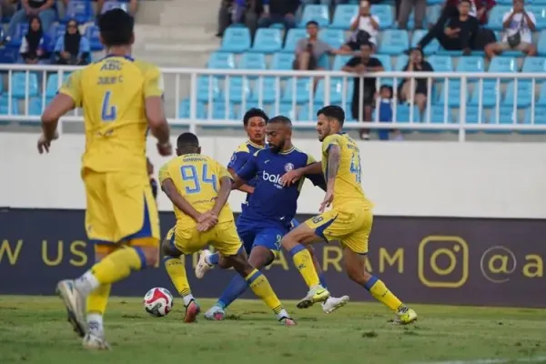 Pemain Arema FC Dalberto Belo dijaga ketat pemain Persib Bandung pada pekan ke-6 Super League 2025-2026 yang berakhir dengan skor 1-2 di Stadion Kanjuruhan kepanjen, Kabupaten Malang, Senin (22/9/2025) sore.