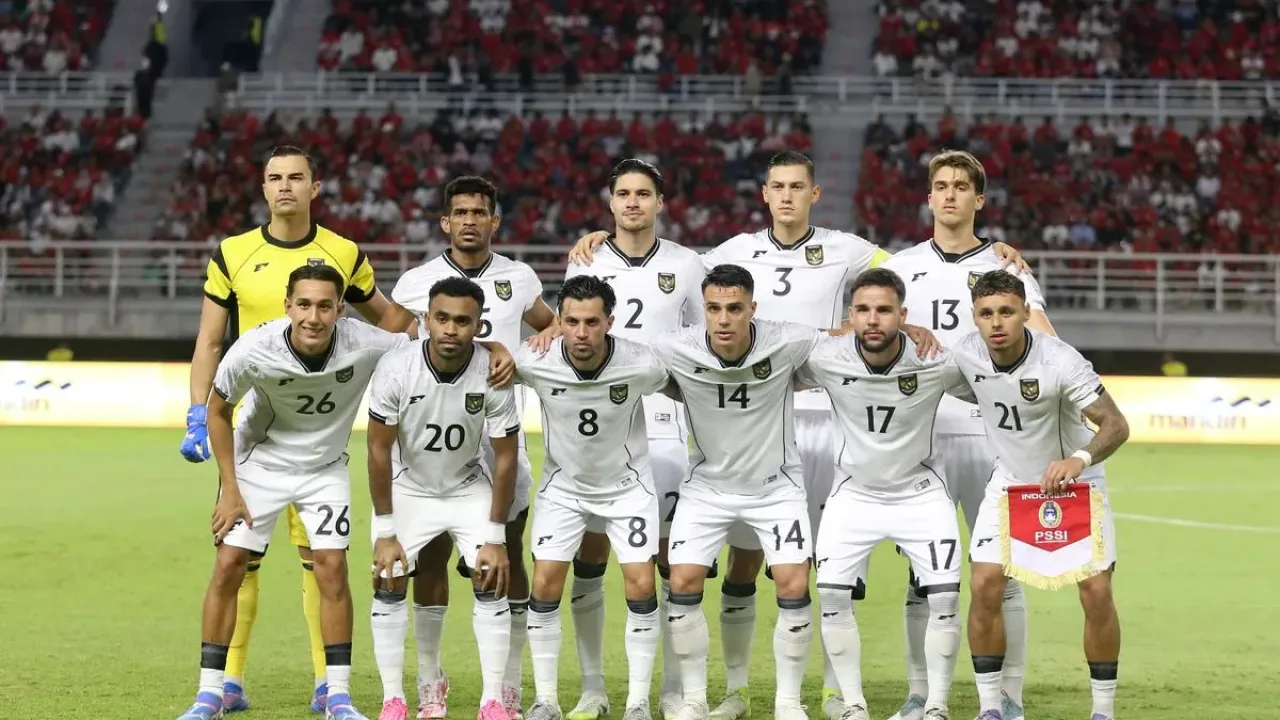 Pemain timnas Indonesia foto bersama sebelum laga FIFA Matchday melawan Lebanon yang berakhir dengan skor 0-0 di Stadion Gelora Bung Tomo Surabaya, Jawa Timur, Senin (8/9/2025) malam.