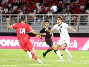Pemain timnas Indonesia Mauro Zijlstra siap berduel dengan pemainLebanon saat laga FIFA Matchday yang berakhir dengan skor 0-0 di Stadion Gelora Bung Tomo Surabaya, Jawa Timur, Senin (8/9/2025) malam.