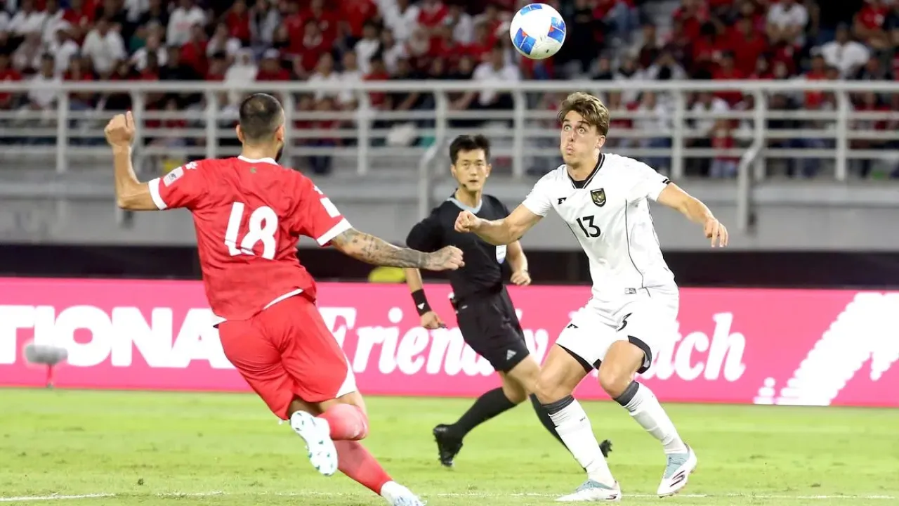 Pemain timnas Indonesia Mauro Zijlstra siap berduel dengan pemainLebanon saat laga FIFA Matchday yang berakhir dengan skor 0-0 di Stadion Gelora Bung Tomo Surabaya, Jawa Timur, Senin (8/9/2025) malam.
