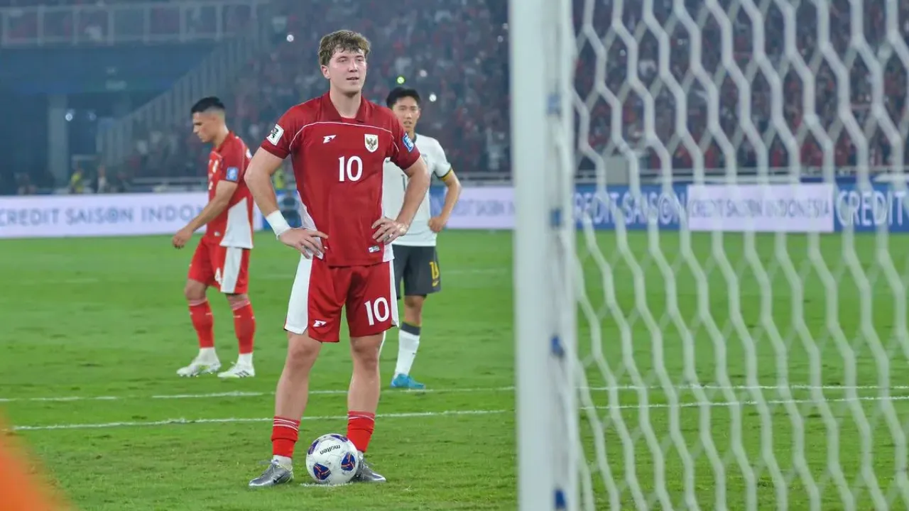 Penyerang Timnas Indonesia Ole Romeny melakukan ancang-ancang penalti sebelum mencetak gol kemenangan atas China pada laga lanjutan Kualifikasi Piala Dunia 2026 Zona Asia, Kamis (5/6/2025) di Stadion Utama Gelora Bung Karno, Senayan, Jakarta. Syarat Indonesia Lolos Piala Dunia 2026, Siapa Lawan Timnas di Playoff?