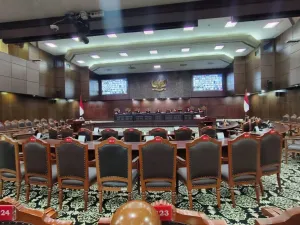 Potret ruang sidang MK kosong karena dihadiri secara virtual oleh para pemohon, tampak hanya ada sembilan hakim MK yang hadir membacakan sidang bersama kursi yang kosong, di Ruang Sidang Utama MK, Jakarta Pusat, Rabu (17/9/2025).