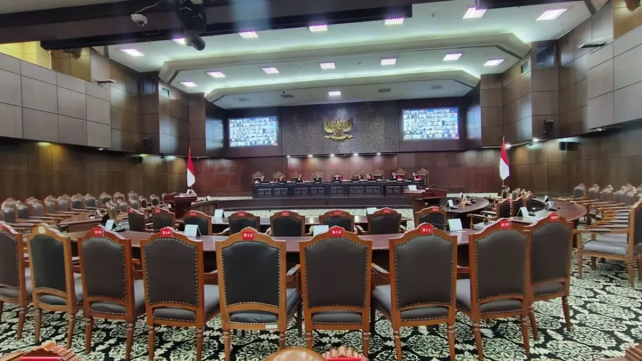 Potret ruang sidang MK kosong karena dihadiri secara virtual oleh para pemohon, tampak hanya ada sembilan hakim MK yang hadir membacakan sidang bersama kursi yang kosong, di Ruang Sidang Utama MK, Jakarta Pusat, Rabu (17/9/2025).
