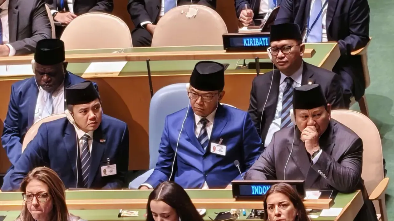 Presiden Prabowo Subianto (kanan) didampingi Menteri Luar Negeri Sugiono (tengah), Sekretaris Kabinet Teddy Indra Wijaya (kedua kiri), Menteri Investasi dan Hilirisasi/BKPM Rosan Roeslani (kanan), dan Menteri HAM Natalius Pigai mengikuti jalannya Konferensi Internasional Tingkat Tinggi (KITT) untuk Penyelesaian Damai atas Masalah Palestina dan Implementasi Solusi Dua Negara di Markas Besar Perserikatan Bangsa-Bangsa (PBB), New York, Amerika Serikat, Senin (22/9/2025). Presiden Prabowo menegaskan kembali dukungan Indonesia terhadap Deklarasi New York, yang menyebutkan Solusi Dua Negara sebagai satu-satunya jalan menuju perdamaian abadi bagi Palestina dan Israel.