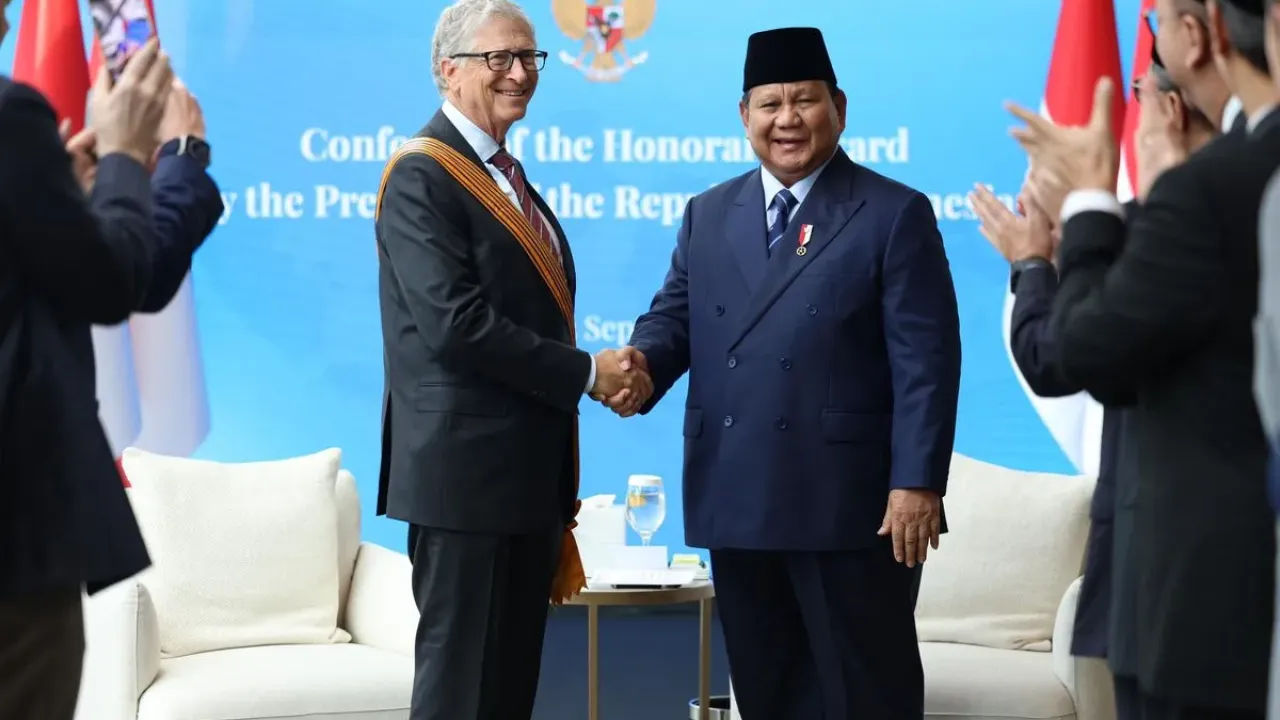 Presiden Republik Indonesia, Prabowo Subianto menganugerahkan tanda kehormatan kepada tokoh filantropi dunia sekaligus pendiri Gates Foundation, Bill Gates, di Landmark Room, Lantai 29, Hotel Millennium Hilton New York One UN Plaza, pada Selasa (23/9/2025).