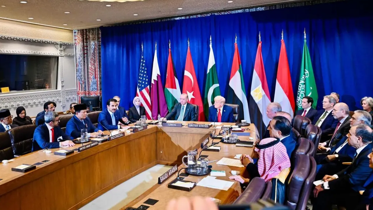 Presiden Republik Indonesia, Prabowo Subianto menghadiri Multilateral Meeting on the Middle East atas undangan Presiden Amerika Serikat, Donald Trump di sela-sela acara Sidang Umum Perserikatan Bangsa-Bangsa (PBB) di Ruang Konsultasi Dewan Keamanan PBB, New York, pada Selasa (23/9/2025).