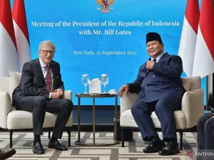 Presiden RI Prabowo Subianto (kanan) bertemu Pendiri Microsoft dan tokoh filantropi dunia Bill Gates karena dinilai telah memberikan perhatian besar kepada Indonesia, di sebuah hotel di New York, Amerika Serikat, Selasa (23/9/2025).