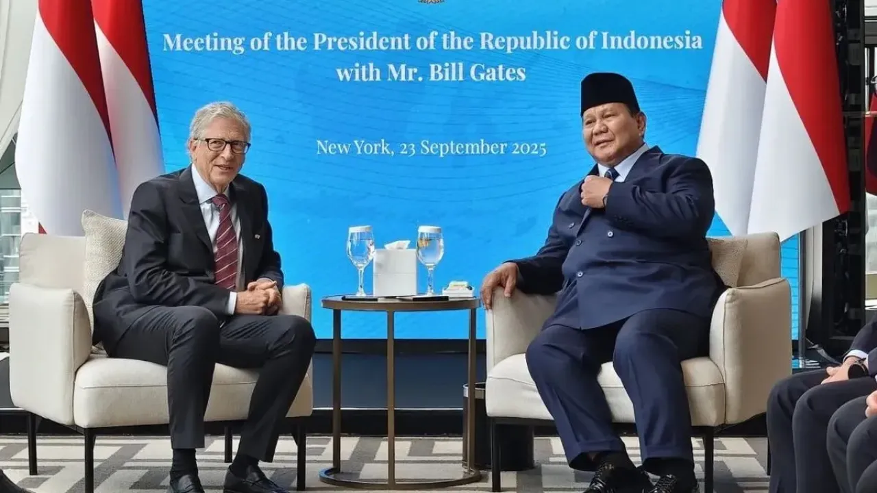 Presiden RI Prabowo Subianto (kanan) bertemu Pendiri Microsoft dan tokoh filantropi dunia Bill Gates karena dinilai telah memberikan perhatian besar kepada Indonesia, di sebuah hotel di New York, Amerika Serikat, Selasa (23/9/2025).
