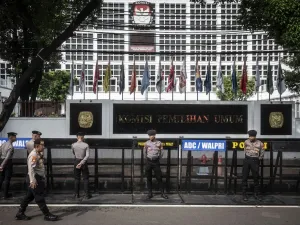 Sejumlah personel kepolisian melakukan pengamanan menjelang rapat pleno terbuka penetapan pasangan calon Presiden dan Wakil Presiden terpilih Pemilu 2024 di depan Gedung Komisi Pemilihan Umum (KPU), Jakarta, Rabu (24/4/2024). Sebanyak 4.266 personel gabungan dari unsur Polri dan TNI dikerahkan untuk melakukan pengamanan rapat pleno terbuka tersebut. ANTARA FOTO/Aprillio Akbar/aww.