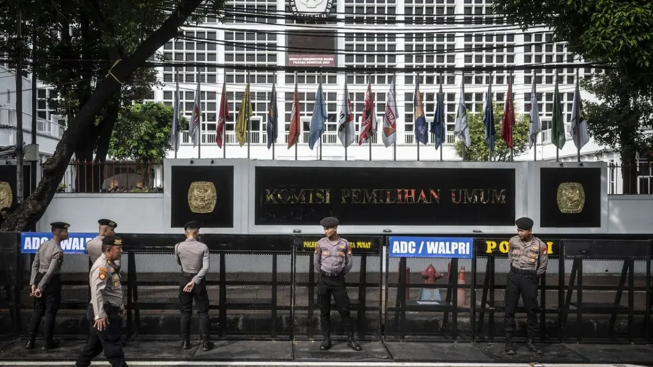 Sejumlah personel kepolisian melakukan pengamanan menjelang rapat pleno terbuka penetapan pasangan calon Presiden dan Wakil Presiden terpilih Pemilu 2024 di depan Gedung Komisi Pemilihan Umum (KPU), Jakarta, Rabu (24/4/2024). Sebanyak 4.266 personel gabungan dari unsur Polri dan TNI dikerahkan untuk melakukan pengamanan rapat pleno terbuka tersebut. ANTARA FOTO/Aprillio Akbar/aww.