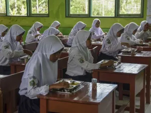 Siswa menyantap makanan program Makan Bergizi Gratis (MBG) saat peluncuran dapur umum di MTs Negeri 3 Kota Tasikmalaya, Jawa Barat, Senin (19/5/2025). Badan Gizi Nasional (BGN) mencatat realisasi anggaran untuk program MBG mencapai Rp2,38 triliun atau 3,36 persen dari total pagu anggaran sebesar Rp 71 triliun pada tahun 2025. 