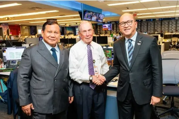 Tangkapan layar Presiden Prabowo Subianto bersama dengan Chief Executive Officer Badan Pengelola Investasi (CEO) Daya Anagata Nusantara (Danantara) Rosan Roeslani melakukan pertemuan dengan miliarder sekaligus pendiri Bloomberg LP, Michael Bloomberg, Selasa (23/9/2025). 