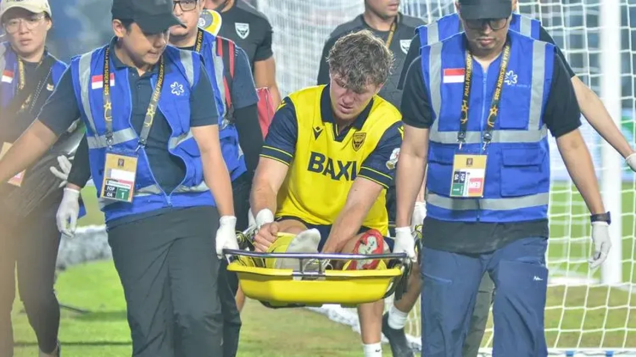 Tekel keras nan telat penyerang Arema FC, Paulinho Moccelin, membuat striker Timnas Indonesia Ole Romeny harus keluar lapangan pada menit ke-16 laga kontra Oxford United. Pertandingan Grup A Piala Presiden 2025 Arema FC Vs Oxford United bergulir di Stadion Si Jalak Harupat, Soreang, Kabupaten Bandung pada Kamis (10/7/2025). 