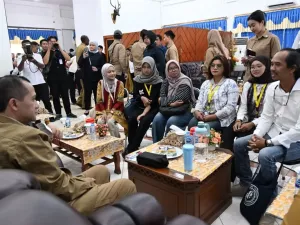 Tim Ekspedisi Patriot (TEP) dari Universitas Indonesia (UI) Dwi Kristianto bersama para anggotanya memaparkan kemajuan pekerjaan mereka kepada Menteri Transmigrasi (Mentras) M. Iftitah Sulaiman Suryanagara, di Bandara Mopah, Merauke. 