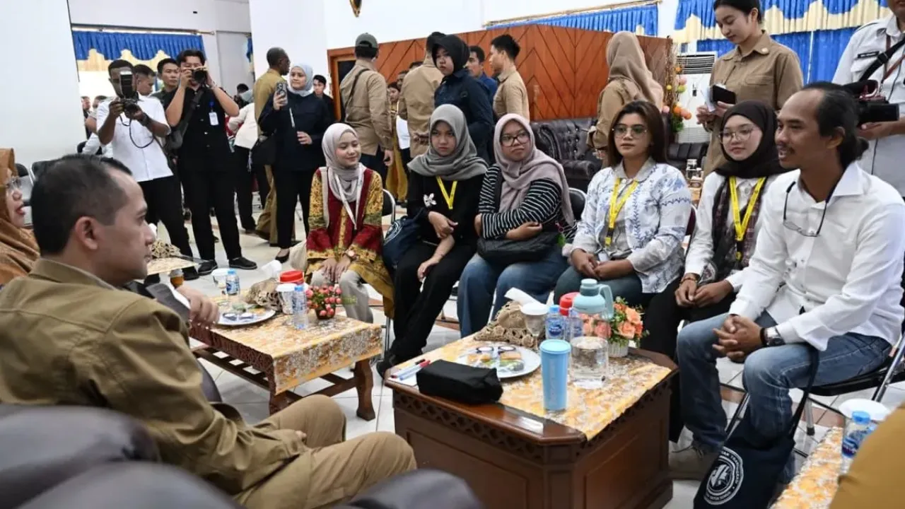 Tim Ekspedisi Patriot (TEP) dari Universitas Indonesia (UI) Dwi Kristianto bersama para anggotanya memaparkan kemajuan pekerjaan mereka kepada Menteri Transmigrasi (Mentras) M. Iftitah Sulaiman Suryanagara, di Bandara Mopah, Merauke. 