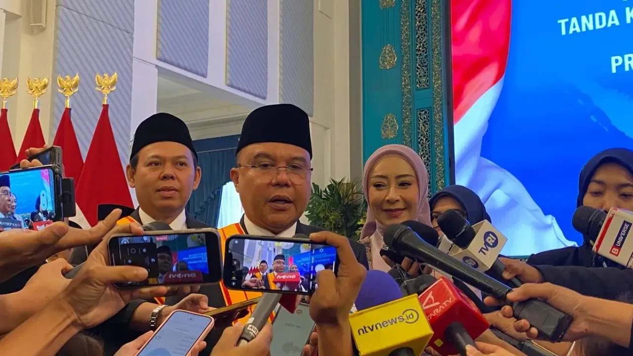Wakil Ketua DPR RI Sufmi Dasco Ahmad usai menerima tanda kehormatan dari Presiden Prabowo Subianto di Istana Negara, Kompleks Istana Kepresidenan, Jakarta Pusat, Senin (25/8/2025). 