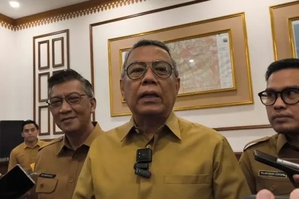 Wali Kota Tangerang Selatan, Benyamin Davnie bersama dengan Wakil Wali Kota Tangerang Selatan, Pilar Saga Ichsan (kanan) dan Sekretaris Daerah, Bambang (kiri) saat konferensi pers terkait LKPD yang ramai di medsos usai diunggah mantan artis cilik, Leony.